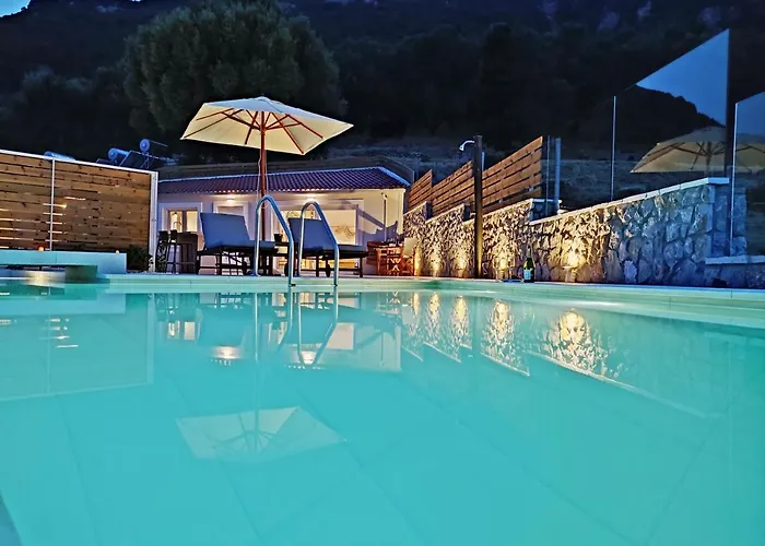 Sea & Cliff Luxury