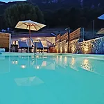 Sea & Cliff Luxury